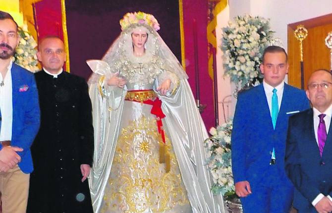 DEVOCIÓN. Manuel Ángel Fernández Escobar, Javier Delgado, Víctor García y José Navarro, junto a la imagen de la Virgen del Alba y Rocío. DEVOCIÓN. Manuel Ángel Fernández Escobar, Javier Delgado, Víctor García y José Navarro, junto a la imagen de la Virgen del Alba y Rocío.