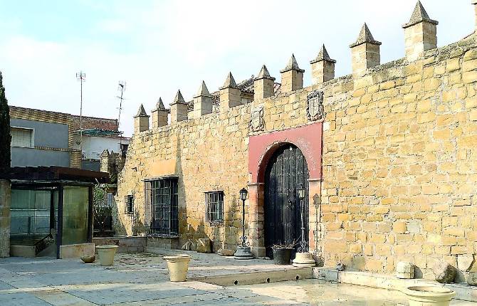 MONUMENTO. Patio y entrada principal a la Casa Palacio de Mengíbar, recientemente adquirido por el Ayuntamiento. 