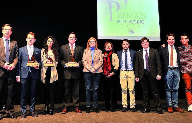 PREMIOS. Los premiados posan junto con Pablo Ruiz, Luis Miguel Parrado y responsables de la Corporación Municipal.