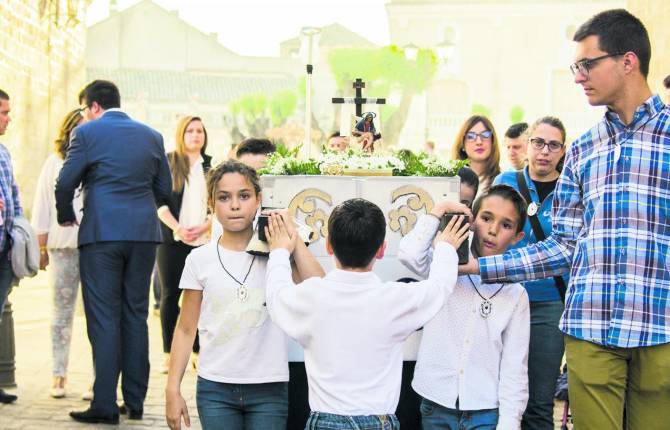 ENTREGA. Pequeños auxiliados por personas de mayor edad portan y dirigen un paso en la procesión ubetense. ENTREGA. Pequeños auxiliados por personas de mayor edad portan y dirigen un paso en la procesión ubetense.