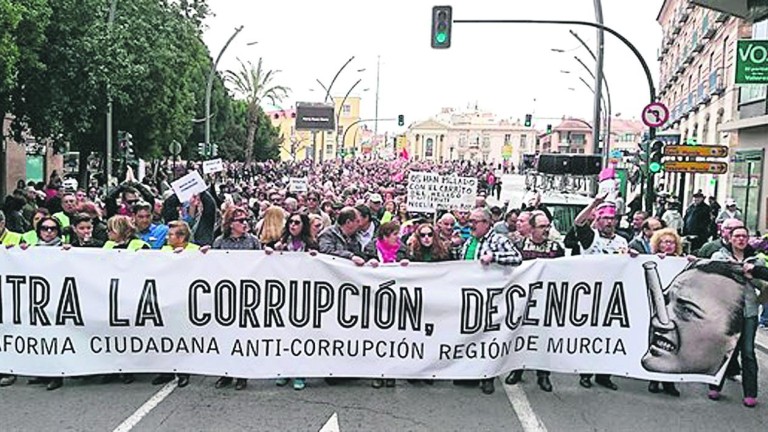 Miles de personas exigen al presidente de Murcia dimitir