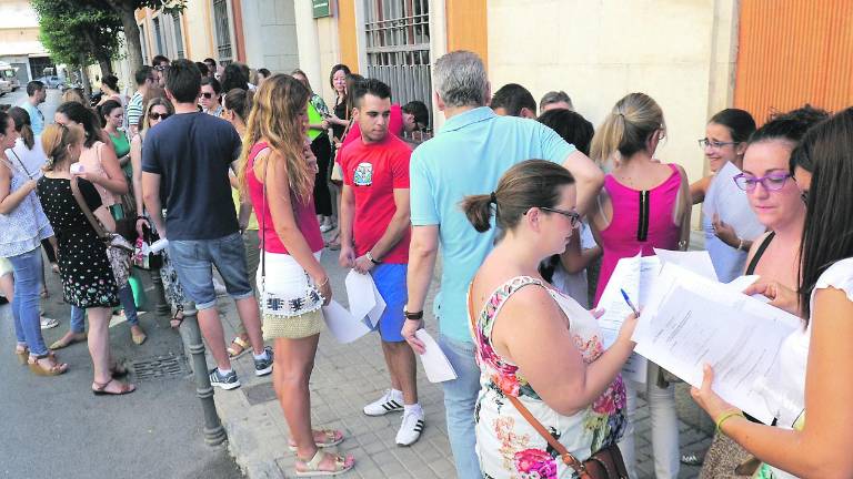 Unos 150 interinos denuncian “recorte” de plazas en Primaria Unos 150 interinos denuncian “recorte” de plazas en Primaria