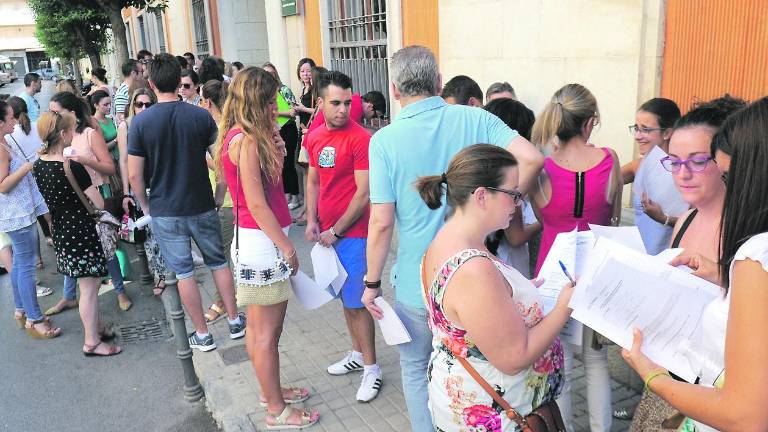 Unos 150 interinos denuncian “recorte” de plazas en Primaria