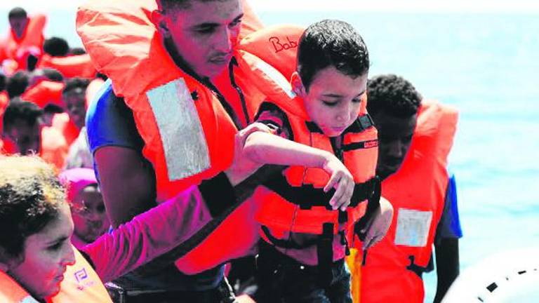 España acoge a 60 migrantes que viajan en el “Aquarius”