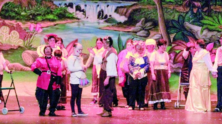 “La Bella y la Bestia” llena de magia el teatro municipal “La Bella y la Bestia” llena de magia el teatro municipal