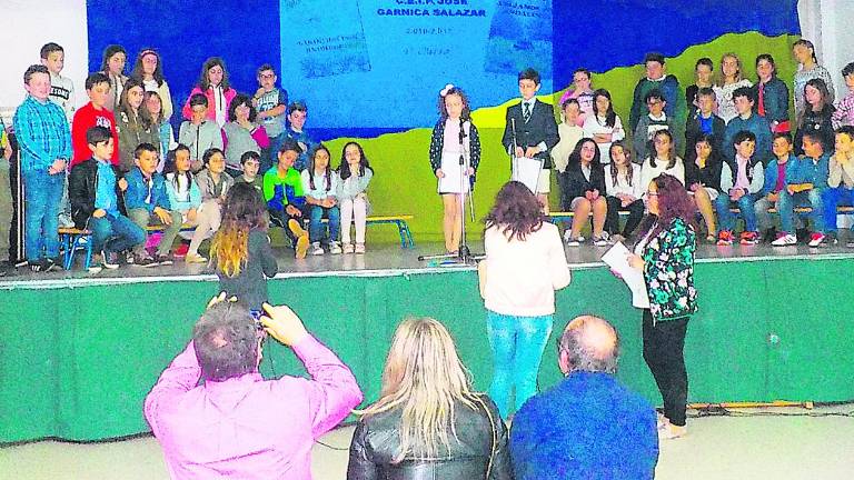 Niños editan un libro desde las aulas de su propio colegio