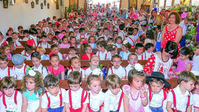 Los escolares ofrecen sus flores a la Virgen de la Victoria