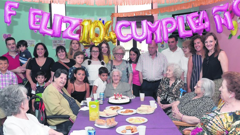 La jiennense Carmen Serrano cumple 104 años y lo celebra con sus familiares y amigos en “La Inmaculada”