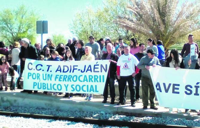 ASISTENCIA. Miembros de las diversas plataformas por la conservación de las líneas ferroviarias en Andalucía oriental durante la concentración en Moreda.