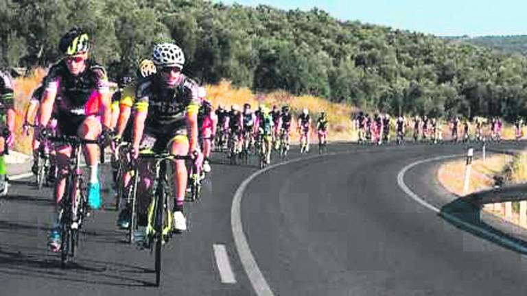 Homenaje al cicloturismo en la “Inédita 110 Villa Torreperogil”