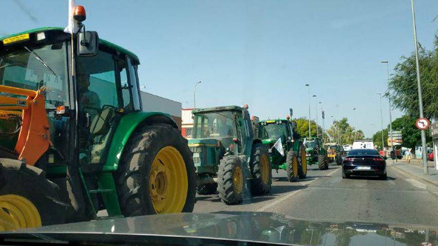 Agricultores con un millar de tractores reclaman alivio para los costes de producción