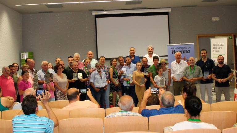 <i>Foto de familia de los premiados y las autoridades / Diario JAÉN.</i>