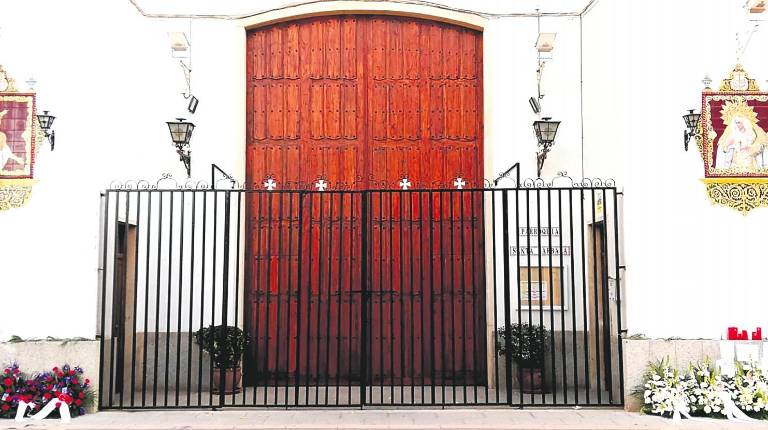 <span class=mln_uppercase_mln>RECUERDOS</span><i>. Flores a las puertas de la Parroquia de Santa Bárbara, en un Domingo de Resurrección que no se olvidará nunca. </i>