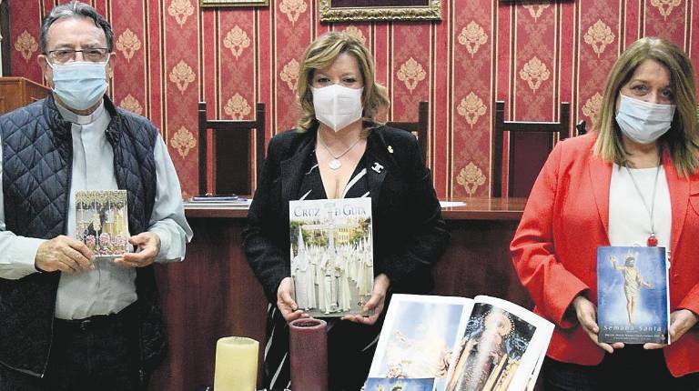 <span class=mln_uppercase_mln>ACTO</span><i>. Sebastián Pedregosa, Mari Provi Hurtado y Ángeles Isac sostienen las ediciones impresas de esta Semana Santa 2020. </i>