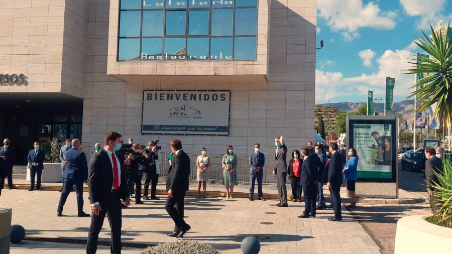 <i>Felipe VI saluda a las autoridades a su llegada a Ifeja.</i>