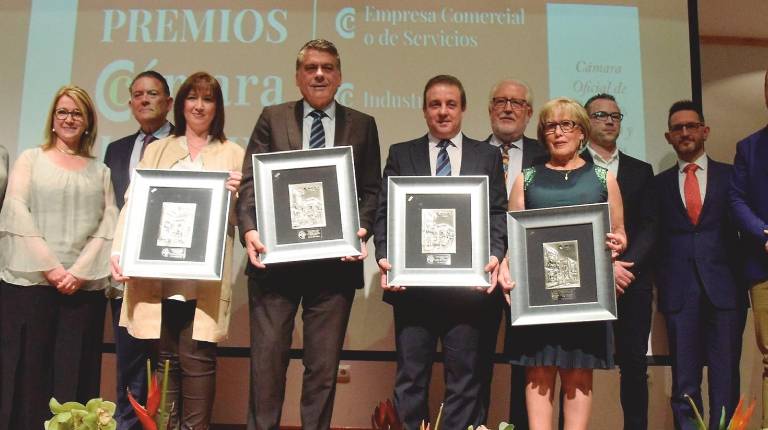 <span class=mln_uppercase_mln>PREMIADOS</span><i>. Fotografía de familia de los premiados con las autoridades locales. </i>