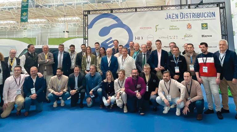 <i>Foto de familia durante el acto de inauguración de la sexta edición de Jaén Distribución con los partners y gerentes de las empresas expuestas en Ifeja. / Judit Laguna / Diario JAÉN. </i>