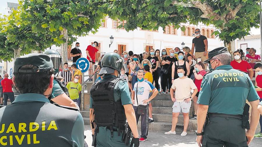 <span class=mln_uppercase_mln>CONTENCIÓN</span><i>. La Guardia Civil corta el paso a los vecinos que se concentraron para protestar contra la moción de censura (Manu Ibáñez).</i>