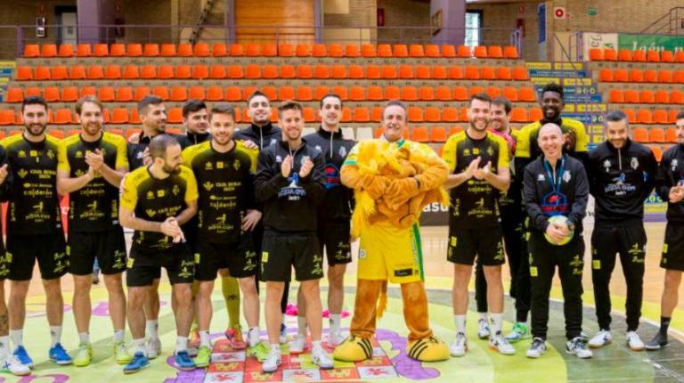 <span class=mln_uppercase_mln>ACTO</span><i>. Los jugadores y el cuadro técnico del Jaén Paraíso Interior FS aplauden a Santi Rodríguez cuando se descubre su identidad de “Piturdín”.</i>