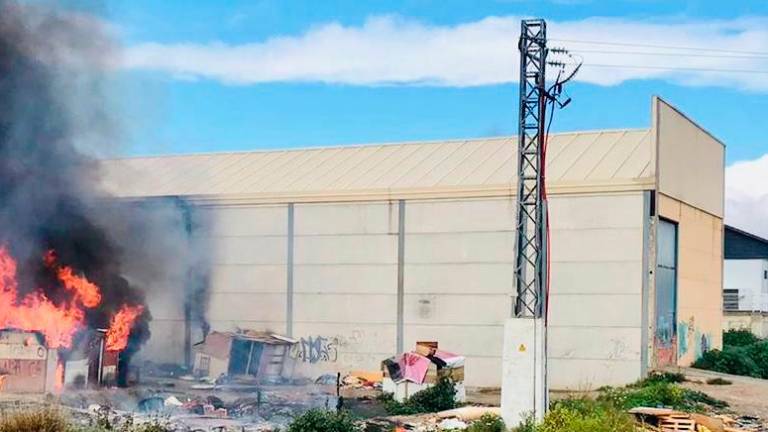 Los bomberos sofocan un incendio en el Polígono Industrial Los Rosales