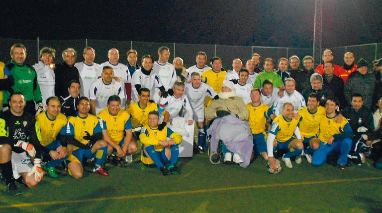 <i>Los veteranos del Real Jaén y el Cádiz posan en el campo Manu del Moral con José García Ojeda. / Archivo Diario Jaén. </i>