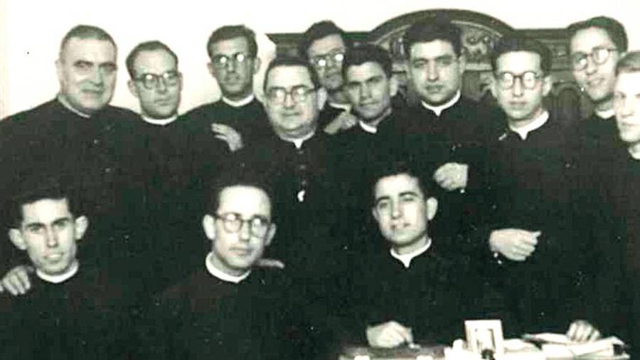 <i>Además de la orden sacerdotal, el mancharrealeño es doctor en Filosofía y Letras con calificación “sobresaliente” cum laude en el año 1969. También completó los estudios de periodismo en el año 1976. Ambas licenciaturas las cursó en Madrid.</i>