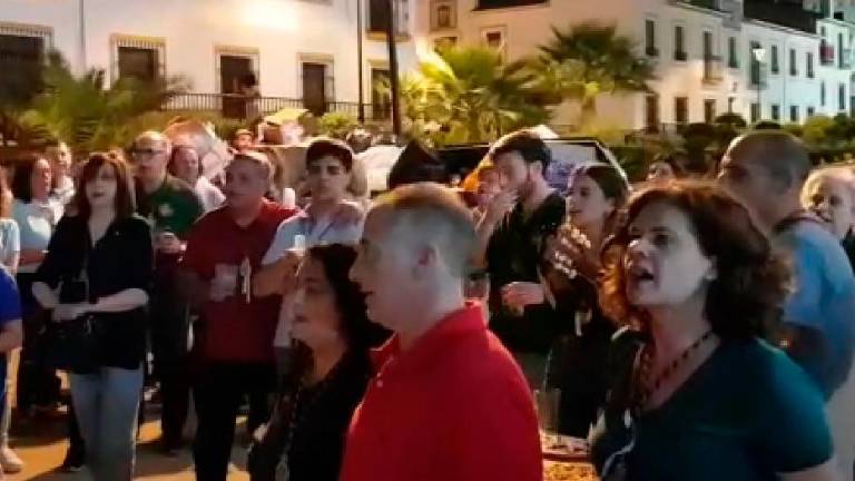 Mirando al Santuario, recortado sobre la noche, para entonar ‘Morenita y pequeñita’