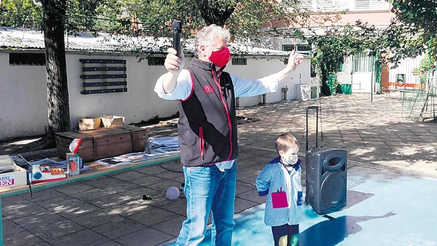 <i>El pequeño Alonso escucha brazos a la espalda cómo sus compañeros le cantan el” Cumpleaños feliz”.</i>