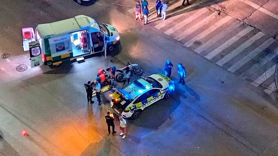 $!<i>Los sanitarios evacuan la joven a la ambulancia.</i>