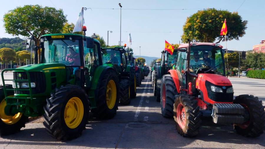 Agricultores con un millar de tractores reclaman alivio para los costes de producción