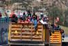 PROTESTAS. <i> Manifestantes subidos en un camión tras bloquear una carretera. </i>