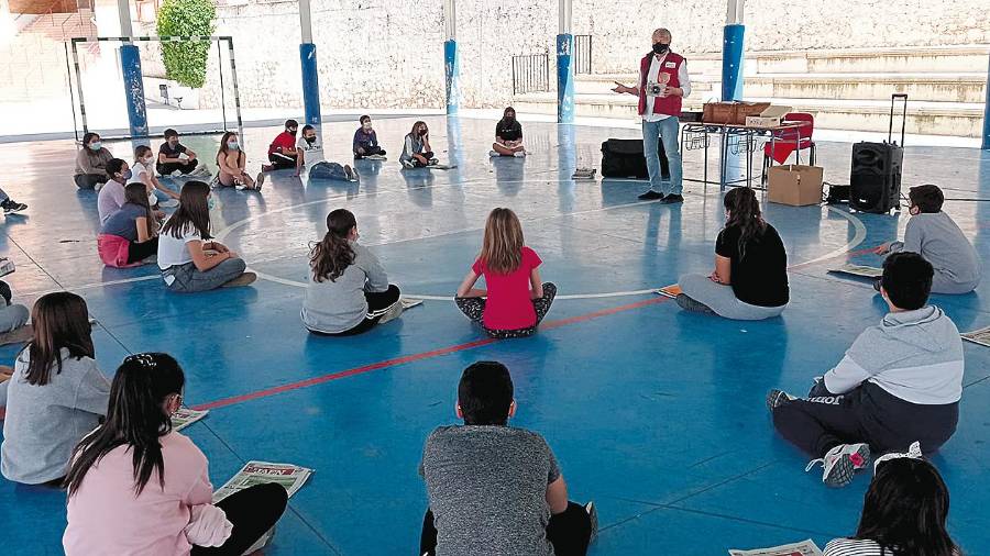 <i>Los estudiantes del colegio Víctor García Hoz atienden a las explicaciones del director del periódico provincial, Juan Espejo.</i>