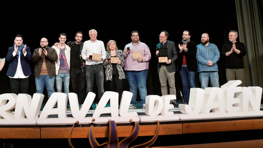 <i>Premiados con el ‘Antifaz de Oro’ de la Asociación Amigos del Carnaval de Jaén.</i>