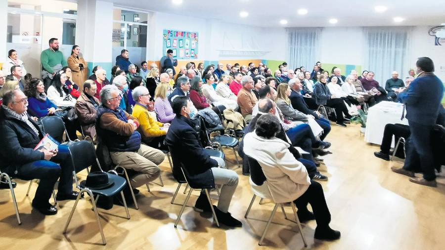 <i>El público llenó la sala del colegio Virgen de la Cabeza. / Miguel Arcángel Muñoz / Diario JAÉN.</i>