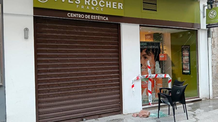 $!<i>Así quedó la tienda de la calle San Clemente donde intentaron robar en la pasada madrugada. / F. Gaitán / Diario JAÉN.</i>