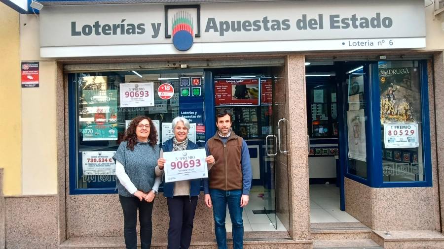 <i>La propietaria de la Administración Número 6 de Linares, Manuela López, flanqueada por los empleados Clara López y Pedro Moreno. / F. Gaitán / Diario JAÉN.</i>
