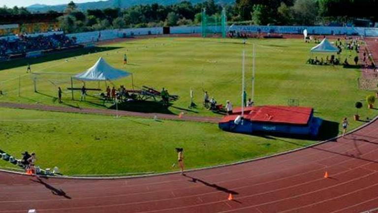 Arranca en Andújar una recogida de firmas para frenar el cambio de césped en la pista de atletismo