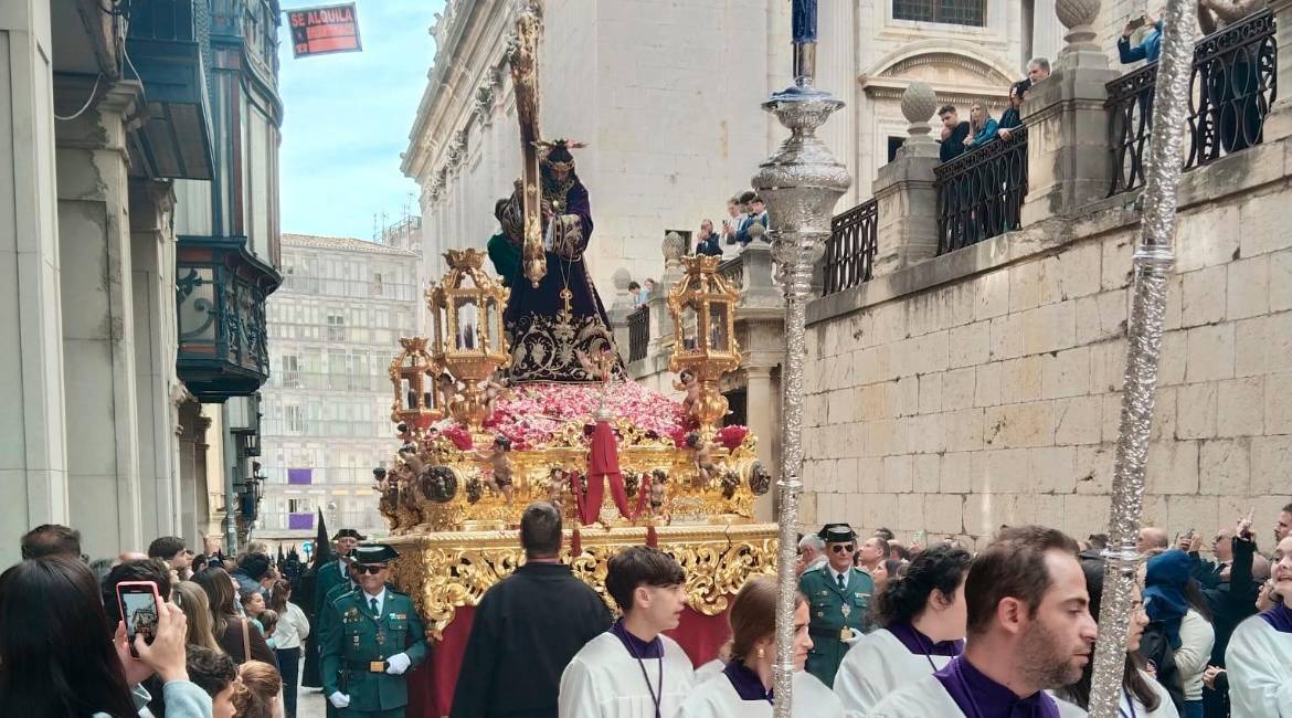 “El Abuelo” a su paso por la calle Campanas. / Fotografías: G. Moreno, M. Rosa, A. Bravo, J. Moyano.