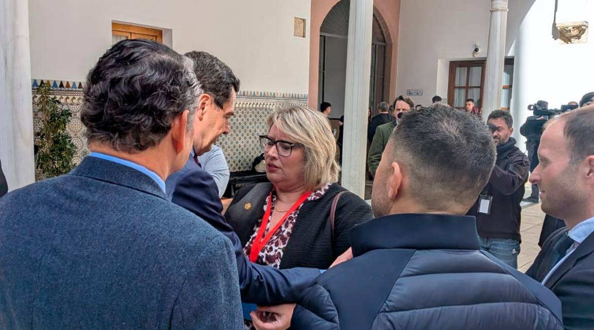 Encuentro entre el presidente de la Junta de Andalucía, Juanma Moreno, y la alcaldesa de Los Villares, Estela Palacios.
