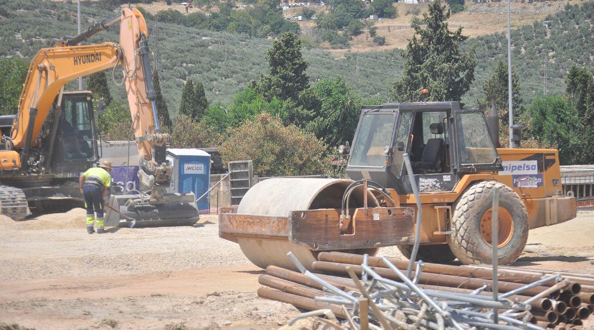 Estado en el que se encuentra la estructura donde irá ubicada el futuro supermercado Lidl, en la parcela 2; y obreros hacen trabajos de cimentación en la parcela 3. / F.Gaitán / Diario JAÉN.