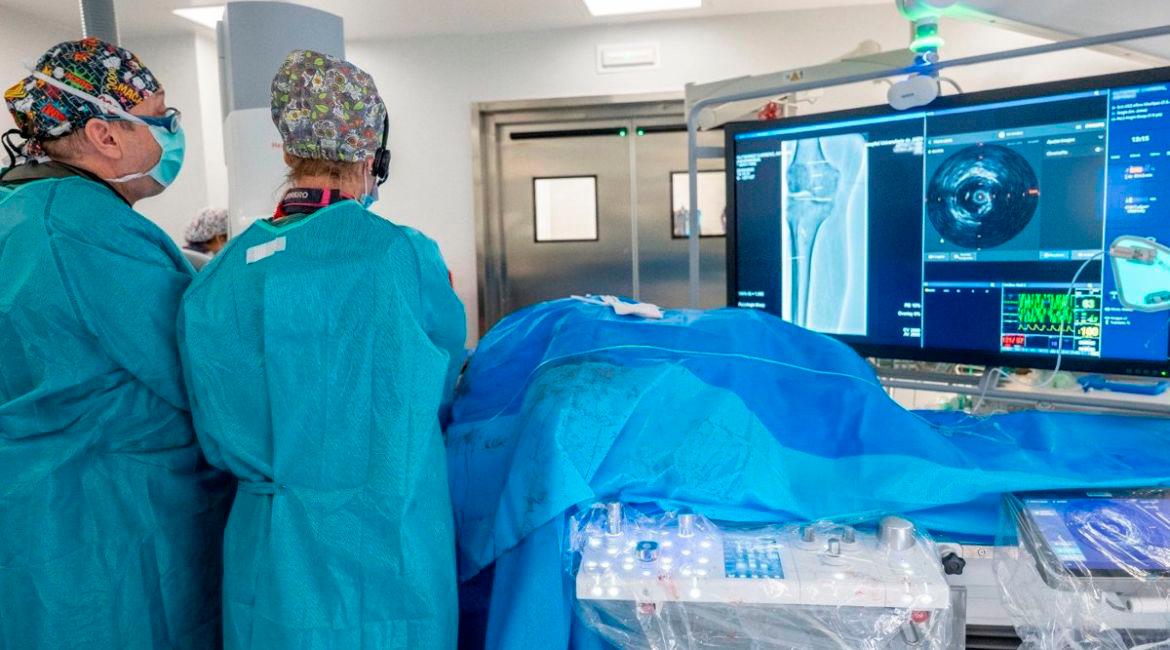 Cirujanos vasculares del Hospital de Jaén en una intervención. / Junta de Andalucía.