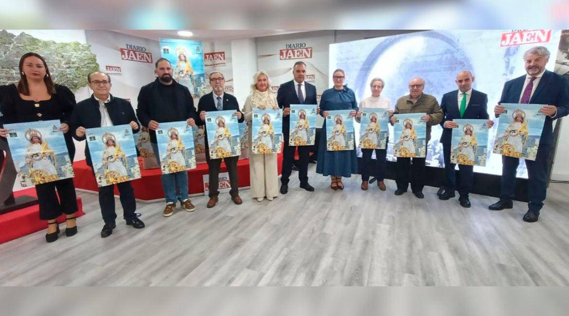 Ana María Gómez, Manuel Tejero, Rafael Jaén, Francisco Sierra, María Espejo, Eleuterio Muñoz, Amparo Aguilar, Amparo Navarro, Manuel Contreras, Antonio Nieto y Juan Espejo sostienen el póster de Santa Catalina. / F. Gaitán / Diario JAÉN.