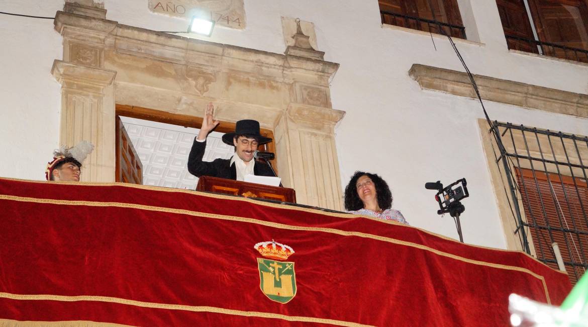 El escritor David Uclés, desde el balcón del Ayuntamiento de Quesada, junto a la alcaldesa, Yolanda Marcos. / Juanfran Paredes / Diario JAÉN.