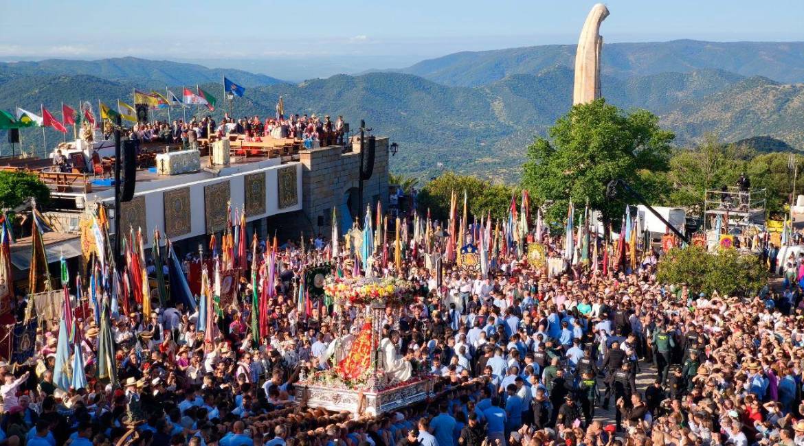 La Virgen de la Cabeza, rodeado de fieles junto al santuario. / M. Rosa.