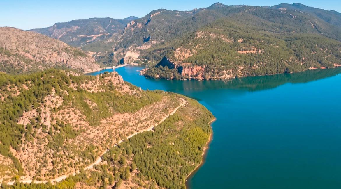 Imagen de la cabecera del pantano del Tranco, casi lleno, desde un ultraligero.