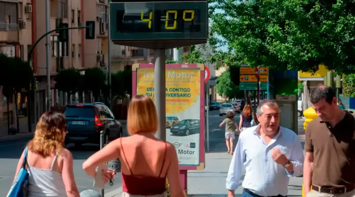 Varias personas caminan por la Avenida de Madrid, en Jaén. / Archivo Diario JAÉN. 