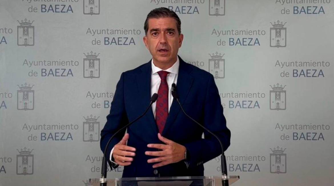 El alcalde de Baeza, Pedro Javier Cabrera, durante una comparecencia en el Ayuntamiento de Baeza.