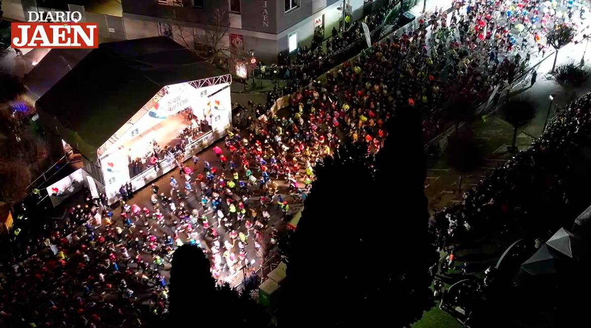 43 Carrera Urbana Internacional Noche de San Antón, a su paso por la calle Virgen de la Cabeza, a vista de dron. / Diario JAÉN.