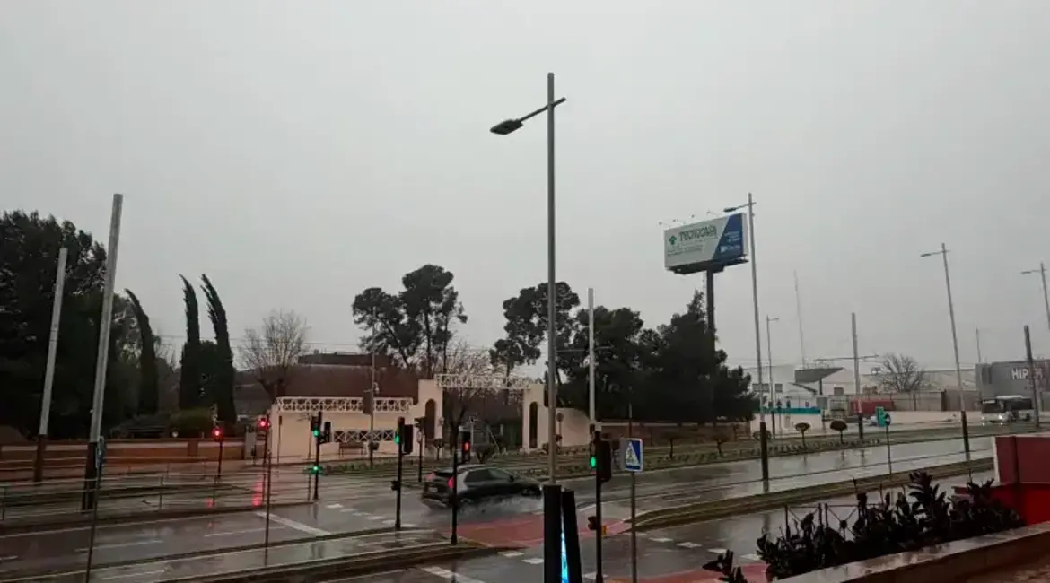 Día de lluvia frente al Hospital Neurotraumatológico de Jaén. / Francisco J. Marín.