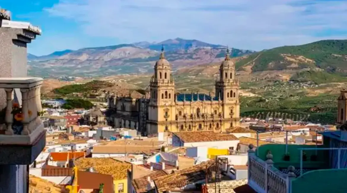 La Catedral de Jaén, durante un día soleado en Jaén.